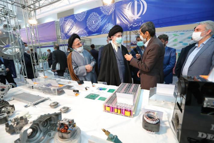 تہران کے حسینیہ امام خمینی میں ایران کی صنعتی توانائیوں کی نمائش کا رہبر انقلاب اسلامی نے معائنہ کیا۔