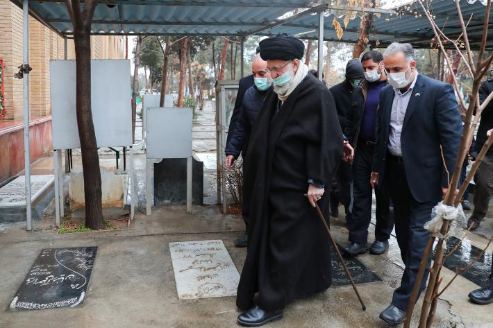 رہبر انقلاب اسلامی آج صبح امام خمینی کے مزار اور شہیدوں کے قبرستان گلزار شہدا گئے