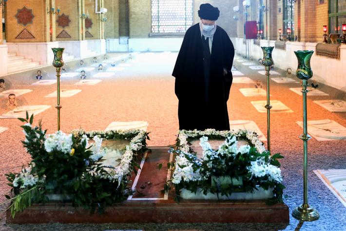 رہبر انقلاب اسلامی آج صبح امام خمینی کے مزار اور شہیدوں کے قبرستان گلزار شہدا گئے