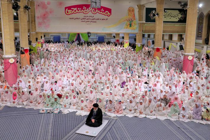 رہبر انقلاب اسلامی کی موجودگي میں اسکولی طالبات کا جشن عبادت