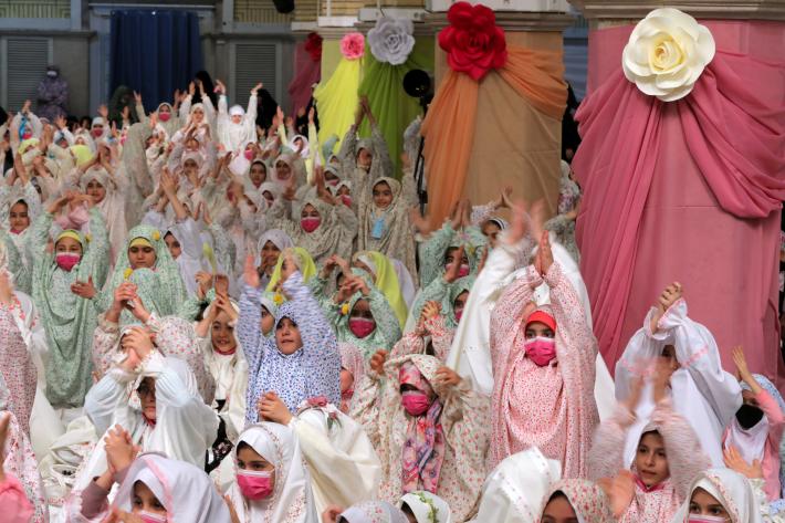 رہبر انقلاب اسلامی کی موجودگي میں اسکولی طالبات کا جشن عبادت۲