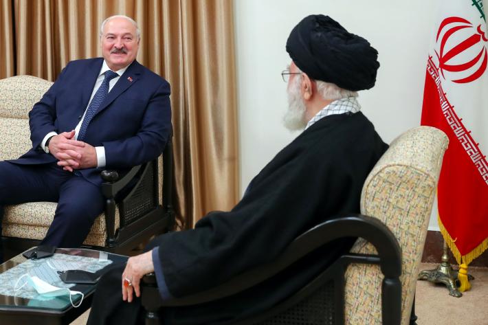 بیلاروس کے صدر الیگزینڈر لوکاشنکوو نے اپنے ساتھ آئے وفد کے ہمراہ پیر کی شام کو رہبر انقلاب اسلامی سے ملاقات کی۔