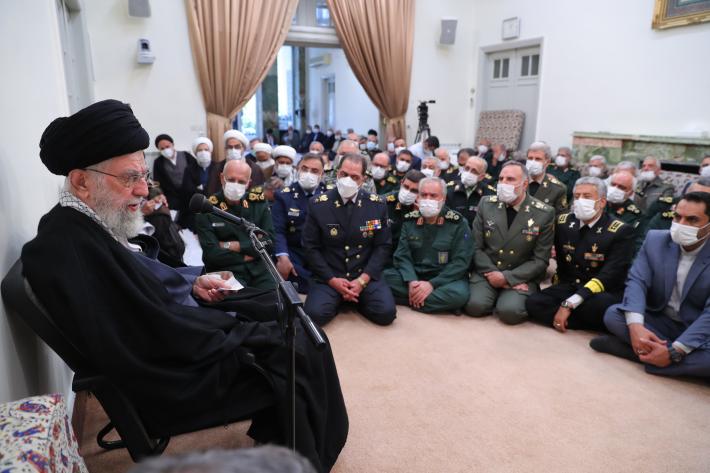 رہبر انقلاب اسلامی سے کچھ سینیئر فوجی کمانڈروں سے ملاقات۲