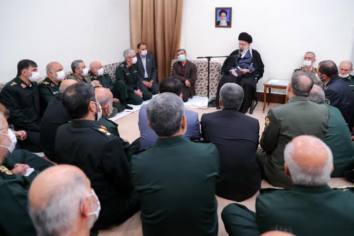 رہبر انقلاب اسلامی سے کچھ سینیئر فوجی کمانڈروں سے ملاقات۲