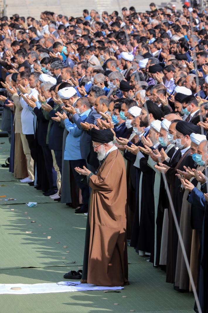 رہبر انقلاب اسلامی آیت اللہ العظمی خامنہ ای کی امامت میں تہران کے مصلائے امام خمینی میں نماز عید فطر پرشکوہ انداز میں ادا کی جا 