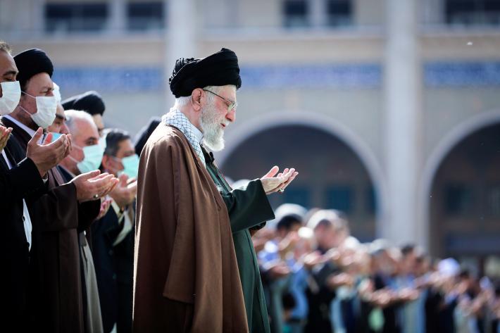 رہبر انقلاب اسلامی آیت اللہ العظمی خامنہ ای کی امامت میں تہران کے مصلائے امام خمینی میں نماز عید فطر پرشکوہ انداز میں ادا کی جا 