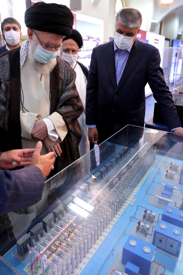 رہبر انقلاب اسلامی نے ایٹمی صنعت کے میدان کی اہم ایجادات و مصنوعات کی نمائش کا معائنہ کیا