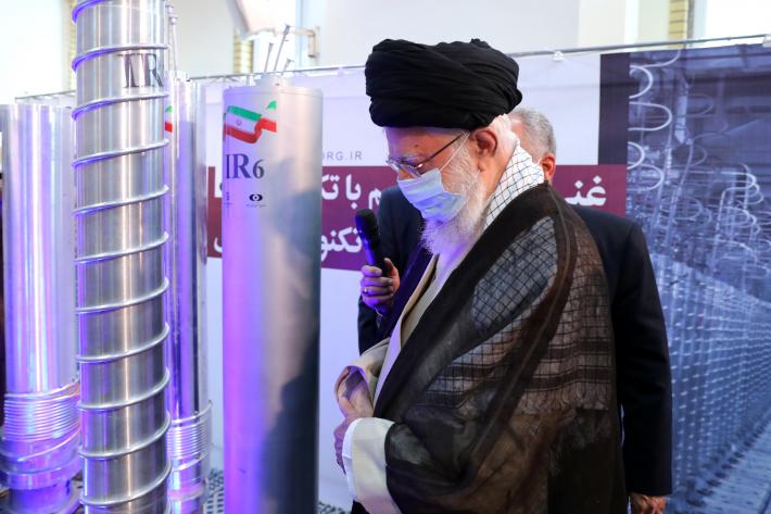 رہبر انقلاب اسلامی نے ایٹمی صنعت کے میدان کی اہم ایجادات و مصنوعات کی نمائش کا معائنہ کیا