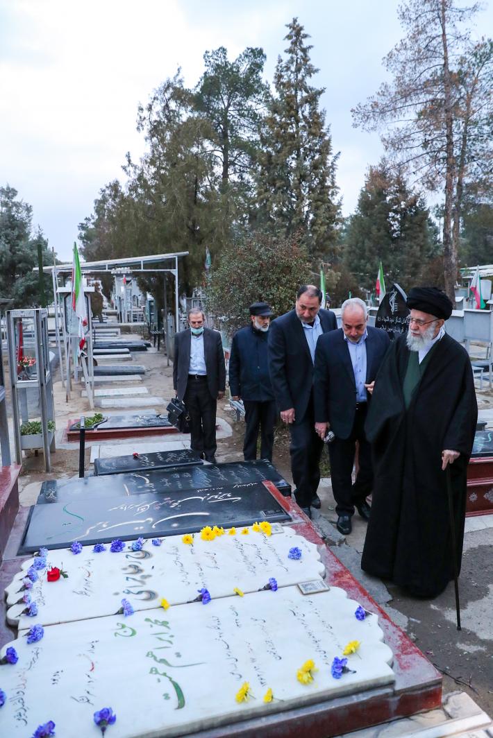 [scald=14751:sdl_editor_representation]امام خمینی کے مزار اور شہیدوں کے قبرستان میں رہبر انقلاب کی آمد کی تصویری رپورٹ