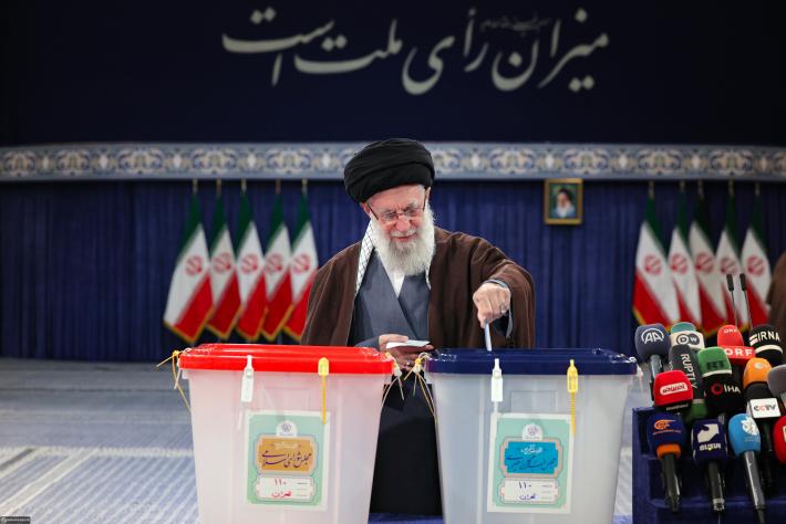 پارلیمنٹ اور ماہرین اسمبلی کے انتخابات کے لئے رہبر انقلاب اسلامی نے اپنا ووٹ ڈالا