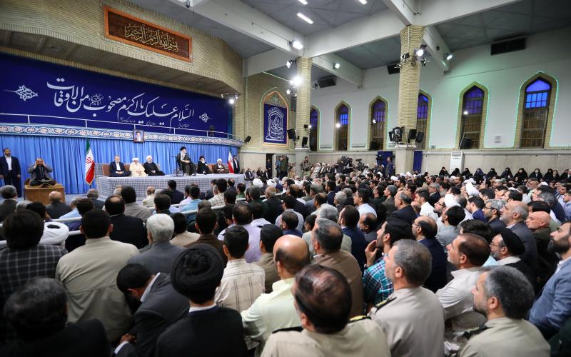 عید فطر کے دن اسلامی نظام کے عہدیداروں اور اسلامی ممالک کے سفیروں کی رہبر انقلاب اسلامی سے ملاقات