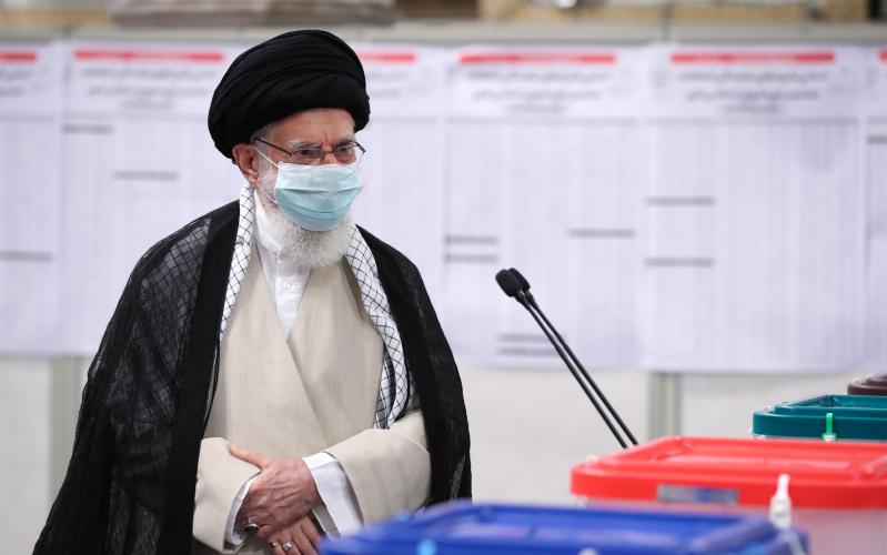 نعرہ صلوات کی پر نور صداؤوں کے درمیان رہبر انقلاب اسلامی نے اپنا ووٹ کاسٹ کیا