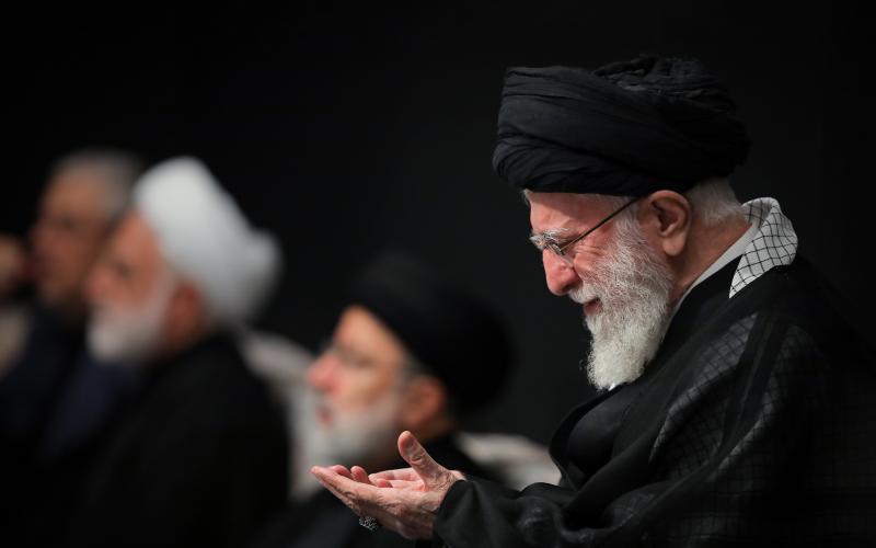 شب عاشور تہران کے حسینیہ امام خمینی میں دعائے توسل کا روحانی سماں  امام زمانہ سے توسل