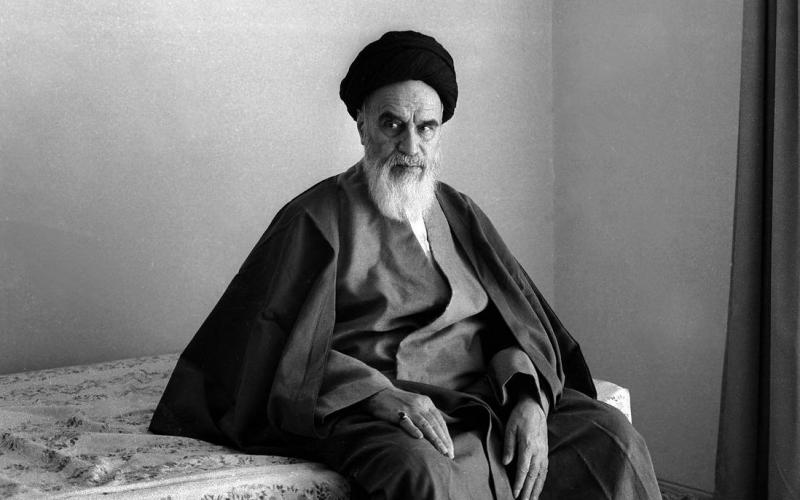 بقول امام خمینی : بڑی طاقتوں کے پروپیگنڈوں کے مقابلے میں صحیح بات پہنچانے میں تیزی دکھائیے