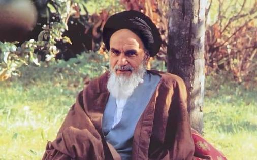 بقول امام خمینی : رسول اکرم کی ولادت کے موقع پر شکست ظلم کی علامت کے طور پر طاق کسری ٹوٹ گیا 