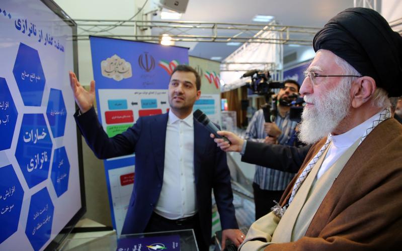 رہبر انقلاب اسلامی نے ملکی پروڈکشن کی توانائیوں کی نمائش کا معائنہ کیا