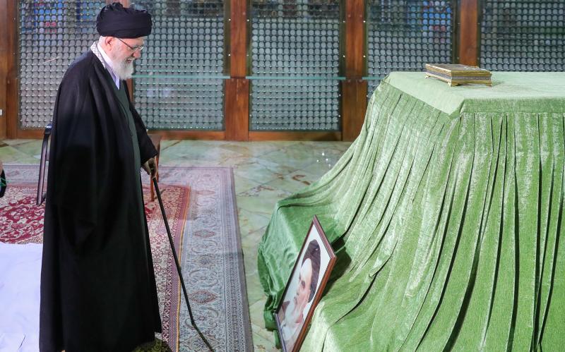 امام خمینی کے مزار اور شہیدوں کے قبرستان میں رہبر انقلاب کی آمد کی تصویری رپورٹ