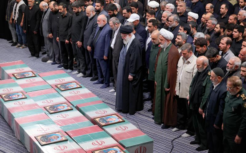 رہبر انقلاب اسلامی نے راہ قدس کے سات شہیدوں کی نماز جنازہ پڑھائي 