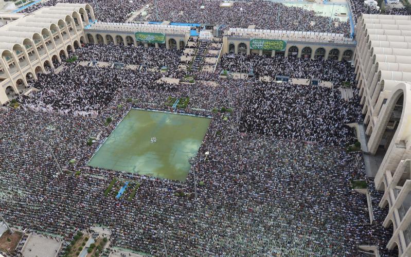 تہران کا مصلائے امام خمینی، رہبر انقلاب اسلامی نماز عید الفطر کے لئے تشریف لاتے ہوئے