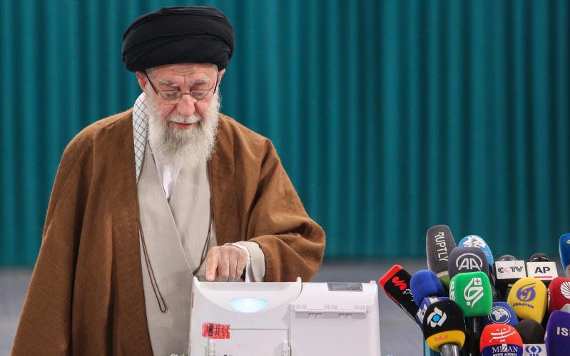 رھبر انقلاب اسلامی نے پارلیمنٹ کے دوسرے مرحلے کے انتخابات میں ووٹ کاسٹ کیا